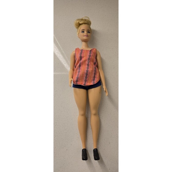 Curvy Barbie Doll With Clothes - Picture 1 of 4